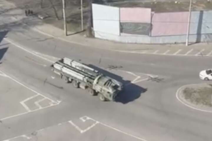 Ворожа техніка тікає з Миколаєва у бік окупованого Криму (відео)