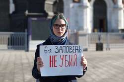 Біля московського Храму Христа Спасителя затримали учасницю одиночного пікету із цитатою з Біблії