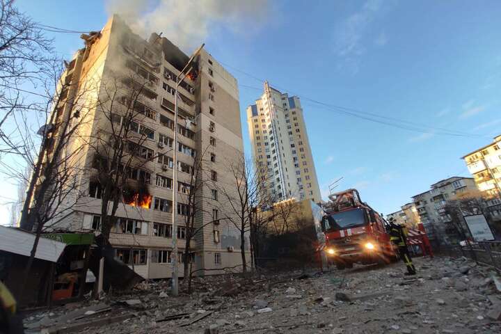 Через ракетний удар обвалився будинок у Києві (фото)