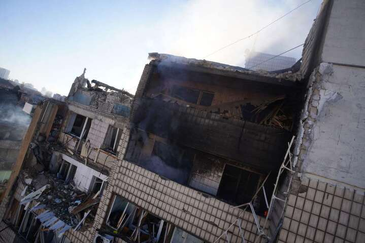 Ракетный обстрел Киева: в результате обвала дома есть пострадавшие (фото)