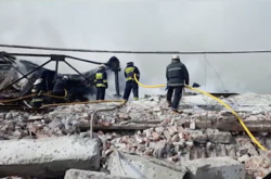 У Харкові у складській будівлі виникла велика пожежа через обстріл окупантів