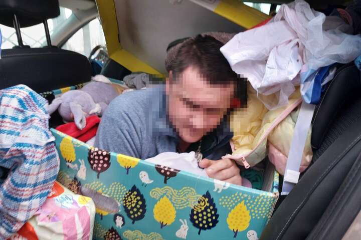 Українець сховався в речах дитини, щоб втекти за кордон (фото)