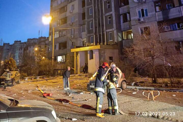 На рассвете российская ракета попала в дом в Киеве: есть жертвы (фото, видео)