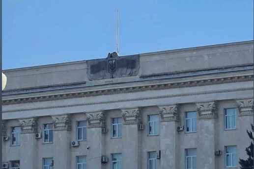 Херсон: окупанти зняли прапор та герб з обласної адміністрації