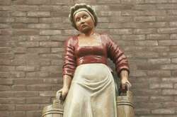 Депутат Держдуми запропонував відправляти інстаблогерок на ферми доярками