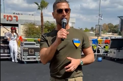 Мер ізраїльського Нешера Рой Леві святкував Пурим у футболці, як у Зеленського