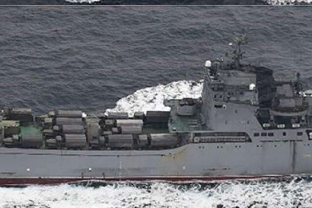 Минобороны Японии зафиксировало в своих водах российские военные корабли с техникой