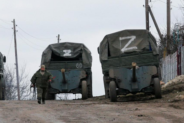 Окупанти обстріляли касетними бомбами селище на Харківщині, є загиблі