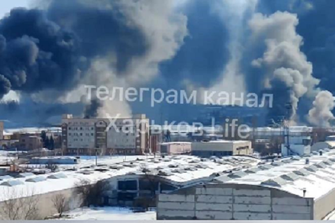 Окупанти обстріляли Харків: горить ринок Барабашово (відео)