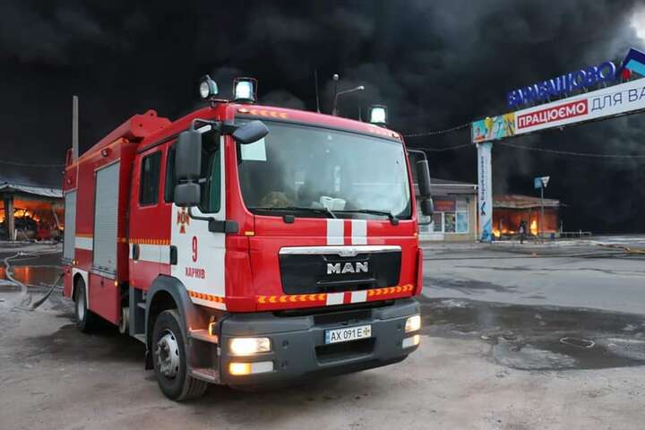 У Харкові досі горить після обстрілу ринок «Барабашово» (фото)