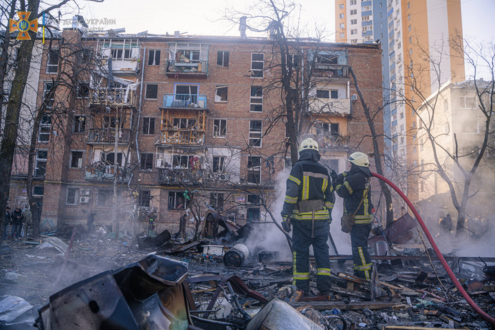 Наслідки обстрілу Подільського району в Києві (фото) 