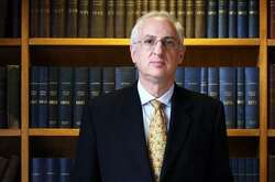 Лорд Алекс Карлайл раніше працював незалежним консультантом з законодавства Сполученого Королівства Великої Британії в сфері тероризму