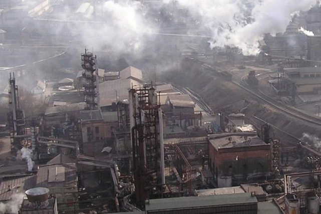 Жахливі кадри з Маріуполя: окупанти розбомбили завод «Азовсталь» (відео)