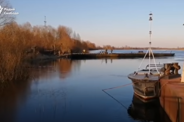 Білоруси зводять понтонний міст через Прип’ять на кордоні з Україною (відео)