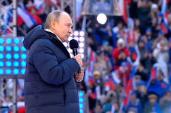 Постановка? Кадри з концерту в «Лужниках», де виступав Путін, збігаються з відео річної давності