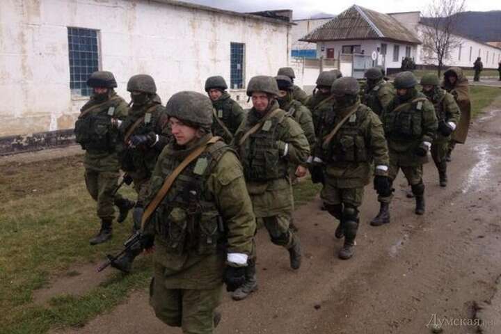 Окупанти надягають на маріупольців білі пов'язки, щоб заплутати українських захисників 