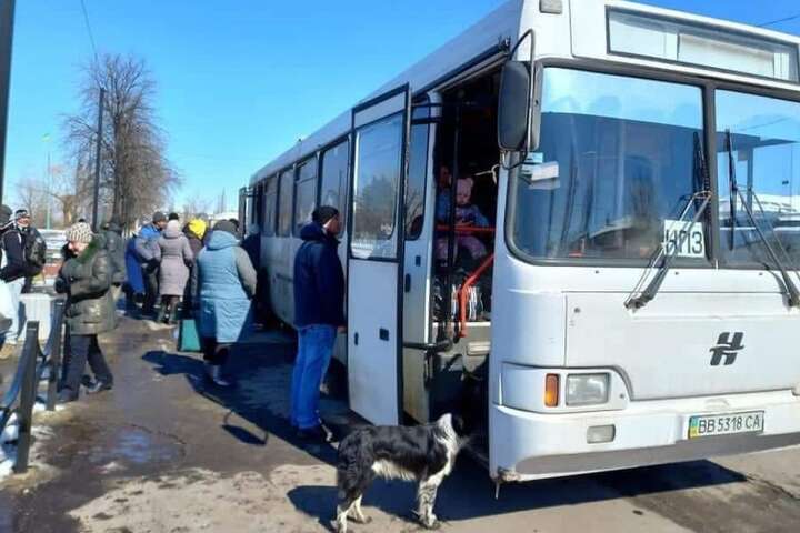 Під обстрілами окупантів із Луганщини евакуювали майже 700 осіб (фото)