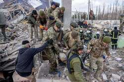 В Николаеве из-под завалов казармы вытащили 50 тел погибших, и одного живого – СМИ