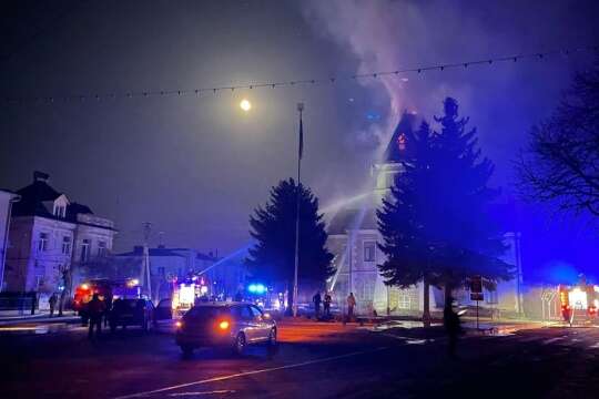  У Кам'янці-Бузькій на Львівщині загорілася старовинна ратуша (фото, відео)