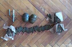 Під час обшуку у підозрюваного вилучено чотири боєкомплекти патронів до автоматичної зброї та дві гранати РГД-5 із запалами до них