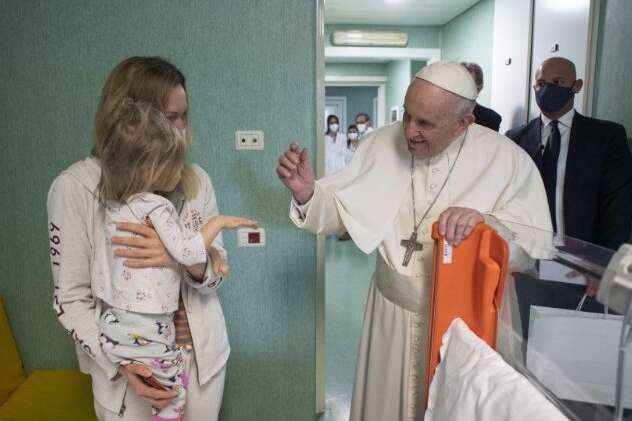 Папа Римський відвідав українських дітей у ватиканській лікарні (фото)