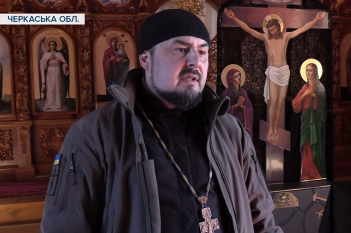 Настоятель храму на Черкащині, якого «покарала» Московська церква, молиться за армію і допомагає теробороні 