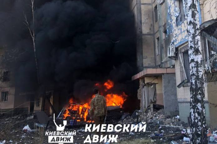 Оккупанты снова ударили по Киеву: обломки снаряда попали в многоэтажку (фото, видео)