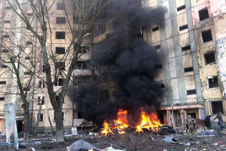 У Києві уламки снаряда впали на житловий будинок (фото)
