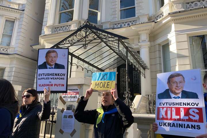 У Лондоні активісти закликали арештувати маєтки виробника дронів і радарів Євтушенкова