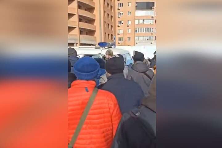Вчіться росіяни! Українці відбивають своїх з полону окупантів (відео)