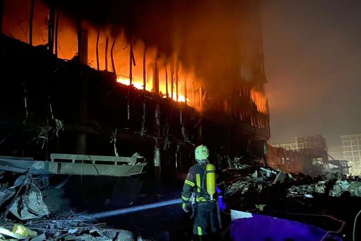 Обстріл Києва: горить торговий центр, є загиблий (фото, відео)