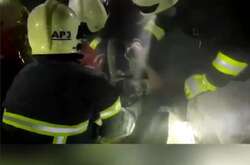 З-під завалу після обстрілу у Києві рятувальники дістали живу людину (відео)