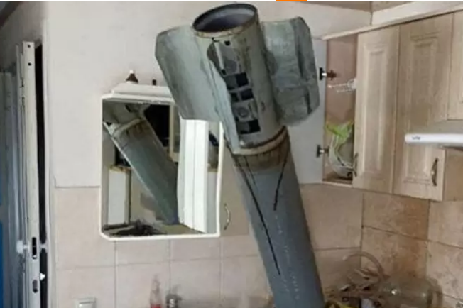 На Харківщині російська ракета пробила стелю будинку та застрягла на кухні (фото, відео)