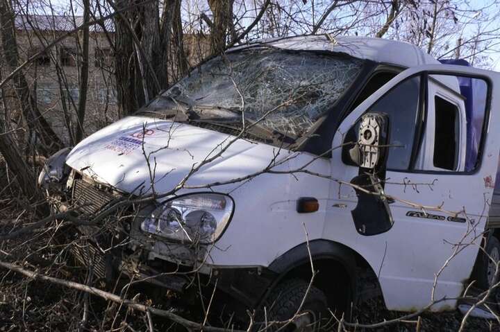У Чернігові снаряд рашистів влучив у машину, що розвозила людям воду (фото)