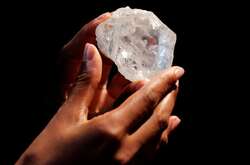 Переважна більшість російського каміння експортується в необробленому вигляді до Індії