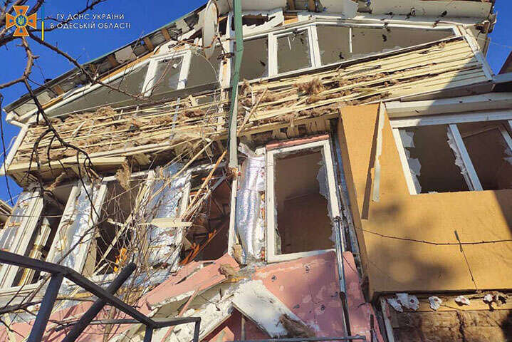 Будинки, як решето. Фото наслідків обстрілу Одеси з корабельної артилерії РФ