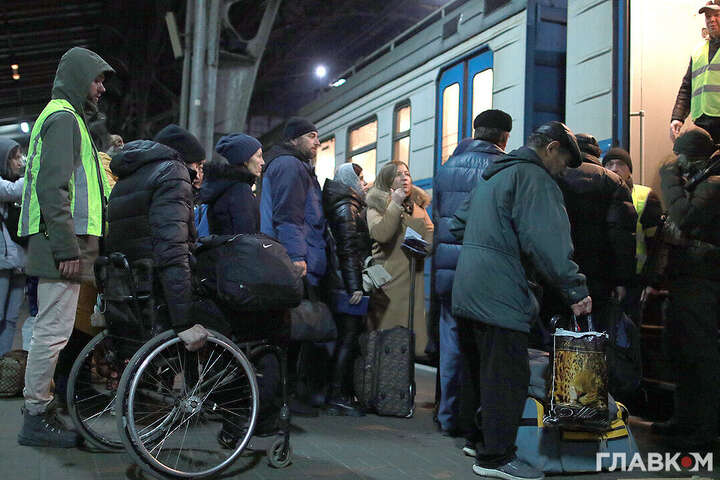 Дводенна комендантська година у Києві: як працюватимуть вокзали 