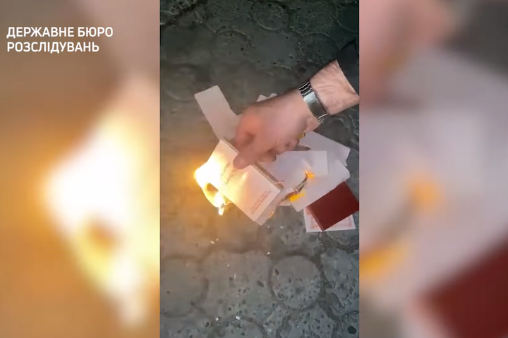 Закарпатець спалив свій російський паспорт на знак протесту проти війни