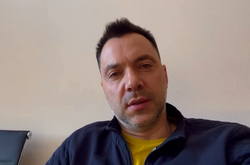 Радник президента України Олексій Арестович заявив, що українці мають дотримуватися Женевської конвенції і не закликати до розправ над російськими військовополоненими