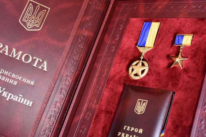 Президент нагородив орденами та медалями 105 українських воїнів