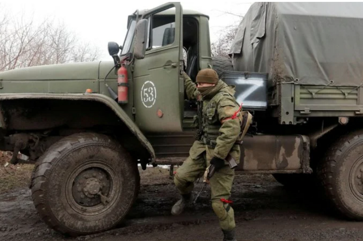 Окупанти перевдягаються в награбований одяг і тікають у бік Білорусі