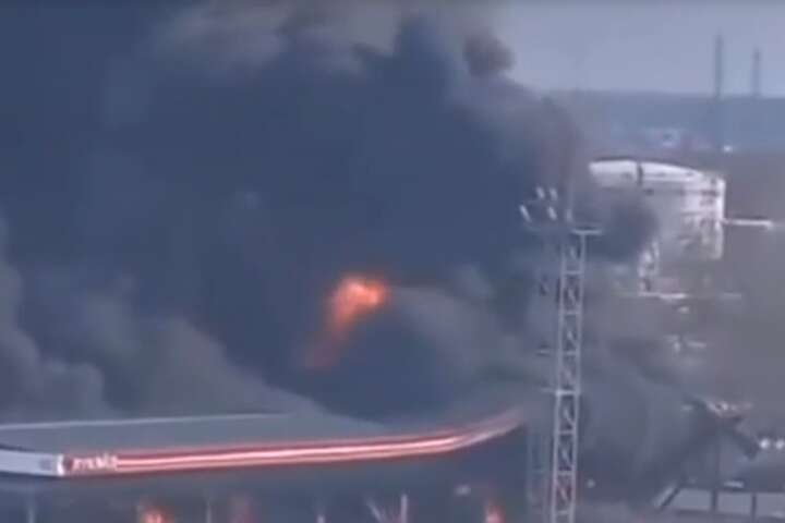 У Росії палають цистерни на нафтобазі (відео)