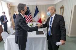 Блінкен (ліворуч) і Ле Дріан домовилися посилити санкційний тиск на Росію з метою зупинити війну в Україні