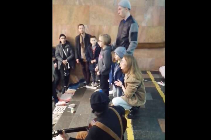 Діти, які в харківському метро ховаються від обстрілів, заспівали гімн (відео)