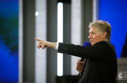 Росія почала повномасштабне вторгнення в Україну 24 лютого 2022 року, вона вбиває мирне населення і бомбить міста