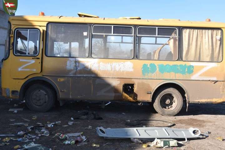 Українські бійці покарали рашиста, який вкрав шкільний автобус (фото)