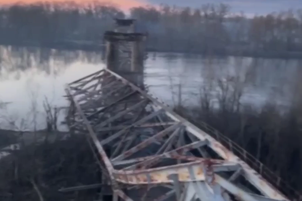 Окупанти розбомбили автомобільний міст, який сполучав Чернігів із Києвом (відео)
