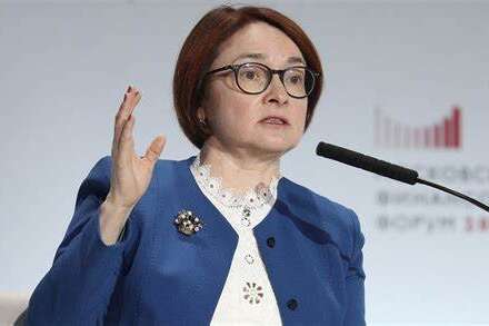 Голова Центробанку РФ подавала у відставку, але Путін не дозволив їй піти – Bloomberg