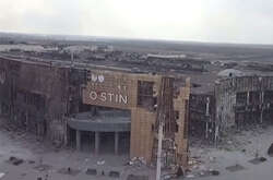  Зруйнований вщент павільйон торгово-розважального центру у Маріуполі 