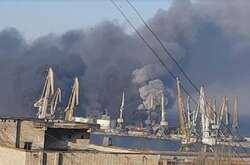 Над Бердянськом стоїть стовп чорного диму